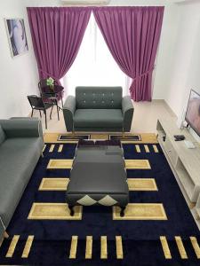 sala de estar con cortinas moradas y sofá en 92D’venus Residence en Sitiawan