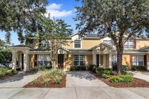 Una gran casa amarilla con árboles delante. en Minutes to Disney, Free Water Park & Private Pool, en Orlando