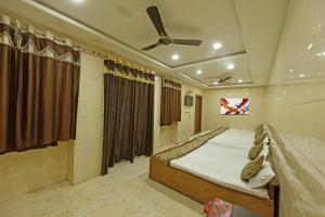 Postel nebo postele na pokoji v ubytování BABA GUEST HOUSE AJMER