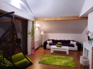 uma sala de estar com um sofá e uma rede de descanso em Panorama em Wiesing