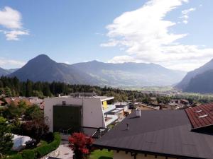 una vista di una città con le montagne sullo sfondo di Panorama a Wiesing