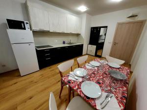 Η κουζίνα ή μικρή κουζίνα στο Apartament Topalov +10 φωτογραφίες