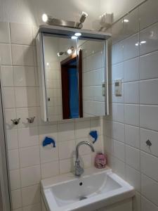 bagno con lavandino e specchio di Ferienwohnung "'Strandgut" a Heiligenhafen