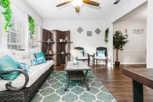 Χώρος καθιστικού στο IDYLLIC LAKEVIEW HOME