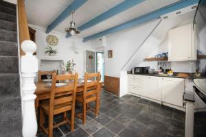 Кухня або міні-кухня у Saffron Cottage, St Ives