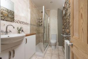 Koupelna v ubytování Saffron Cottage, St Ives + 10 fotografií