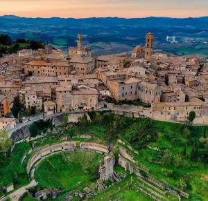 uma vista aérea de uma cidade com edifícios em Appartamento con giardino em Pomarance