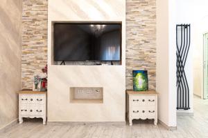 a living room with a flat screen tv on a wall at Da Crys & Symo parcheggio privato in Sanremo
