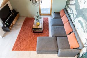 a living room with a couch and a table at Apartament Czorsztyn 2 in Kluszkowce