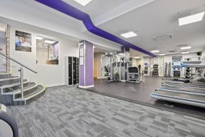 una palestra con tapis roulant e macchine in una stanza di Maitrise Hotel Maida Vale - London a Londra