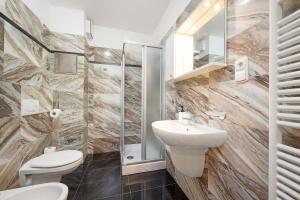 プラハにあるPrague City Residenceのバスルーム(洗面台、トイレ、シャワー付)