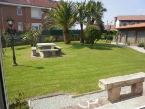 a park with a bench and a picnic table at Pensión Galimar in San Vicente de la Barquera