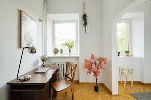 una oficina con escritorio y silla en una habitación en Kredytowa and Mazowiecka street Super Quiet Private Apartment in Center, en Varsovia 2 fotos más