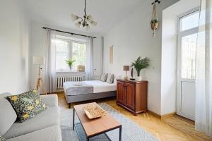 una sala de estar con un sofá y una cama en Kredytowa and Mazowiecka street Super Quiet Private Apartment in Center, en Varsovia