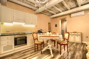 Kuchyň nebo kuchyňský kout v ubytování Casa Cannella con AC e wifi in borgo ligure