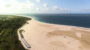 una vista aerea su una spiaggia e sull'oceano di Vakantiepark de Molenhoek a Kamperland