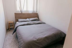 Bett in einem kleinen Zimmer mit Fenster in der Unterkunft 2 Bedroom Apartment Lloret de Mar Terrace & Pool in Lloret de Mar