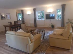 Sala de estar con 2 sofás y mesa en Apartment in Danmark- Agernaesgaard Otterup en Otterup