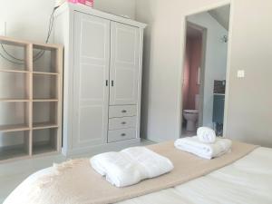 Posteľ alebo postele v izbe v ubytovaní La Villa Michèle, domaine sur les hauteurs de Pézenas