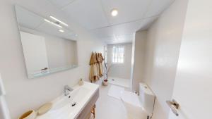 Kúpeľňa v ubytovaní El Dorado Marbella - Totally Renovated Apartment