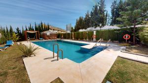 Bazén v ubytovaní El Dorado Marbella - Totally Renovated Apartment alebo v jeho blízkosti