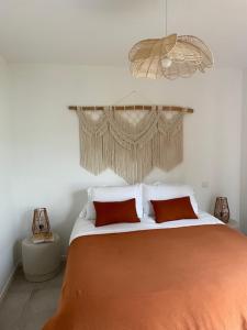 Een bed of bedden in een kamer bij Les Lodges de Saint Brice 2