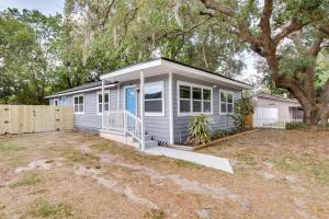 オーランドにあるDtwn Winter Garden Home 12 Mi to Disney!の庭の青い扉のある小さな家