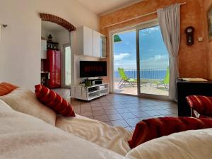 TV a/nebo společenská místnost v ubytování La Tua Villa Sul Mare [Vista Aperta - Free Parking - WIFI ]