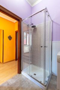 a glass shower stall in a room with colorful walls at Casa Rural La Sosiega con jardín privado in Bernueces