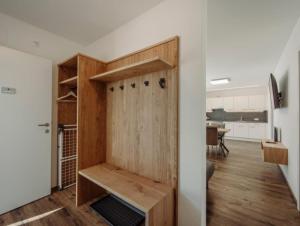 um quarto com um armário e uma porta de madeira em Appartement Hammerrain em Flachau