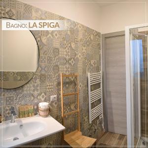 bagno con lavandino e specchio di Casale Ermo Colle a San Filippo