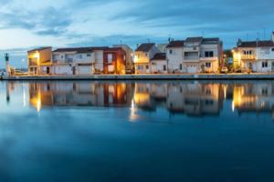 un groupe de maisons à côté d'une masse d'eau dans l'établissement Jolie maison de pêcheur - La Pointe Courte, à Sète