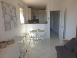 kuchnia i salon ze stołem i krzesłami w obiekcie 3 pièces face mer et St-Tropez w mieście Cogolin +11 zdjęć