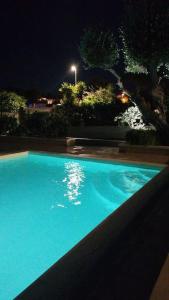 una grande piscina blu di notte di Villa Alessandra a Monopoli