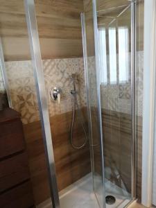 una doccia con porta in vetro in bagno di Villa Alessandra a Monopoli