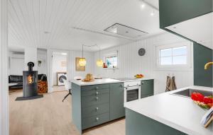 - une cuisine avec des placards verts et une cuisinière dans l'établissement Amazing Home In Harbore With 2 Bedrooms, Sauna And Wifi, à Harboør
