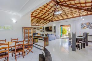 グアラジュバにあるGB19 Casa 7 Quartos a 50m da Praia - Guarajubaの木製の天井のキッチン&ダイニングルーム