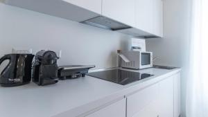 - un comptoir de cuisine avec évier et four micro-ondes dans l'établissement Italianway - Corso Como 11, à Milan