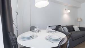 - une table à manger blanche avec des chaises et un canapé dans l'établissement Italianway - Corso Como 11, à Milan