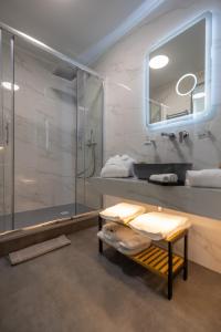 雅典的住宿－507 Athens，带淋浴、盥洗盆和镜子的浴室