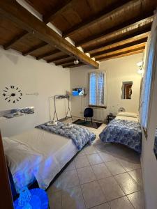 een slaapkamer met 2 bedden en een tv aan de muur bij AOSTA 3 in Parma