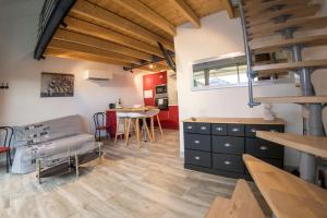 cocina y sala de estar con mesa y sillas en Tanvol4-Climatisation-parking-Terrasse, en Viriat