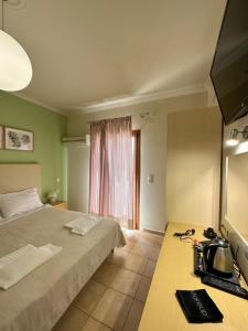 pokój hotelowy z łóżkiem i telewizorem w obiekcie Antonia Apartments w Firze