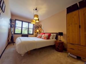 um quarto com uma cama grande e uma janela em Pass the Keys Oasis Escape Central Gorgeous em Poole