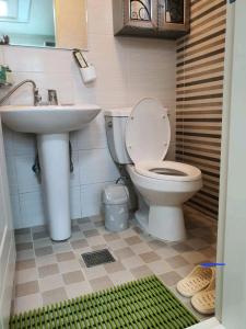 łazienka z toaletą i umywalką w obiekcie Cozy Place near Kyeongbuk university w mieście Daegu