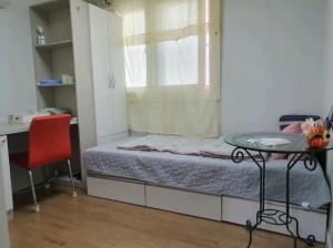 Dormitorio pequeño con cama y mesa en Cozy Place near Kyeongbuk university, en Daegu