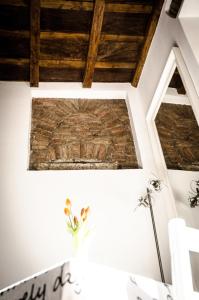 ローマにあるScent Of Trastevereの木造の天井の景色を望む客室です。