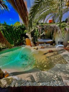 una piscina en medio de un patio trasero con palmeras en Casa Klod Ibiza en Ibiza