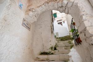 an alley with an archway in a white building at Divina Casa Vacanze in Sperlonga