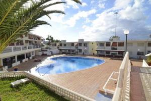 Basen w obiekcie Vera Mar 5A - Primera linea con Piscina y Parking lub w pobliżu